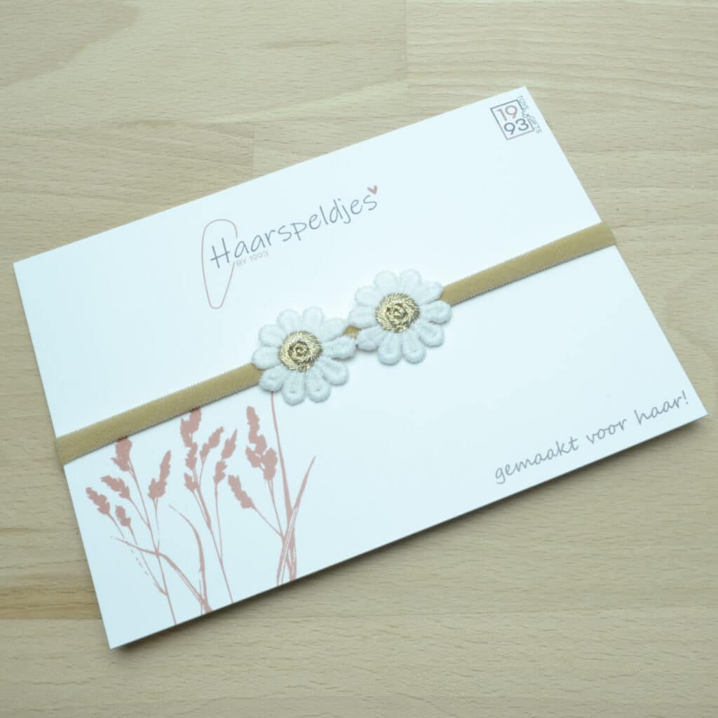Nylon haarbandje voor baby. 2 madelief bloemetjes. Wit met gouden Daisy bloem