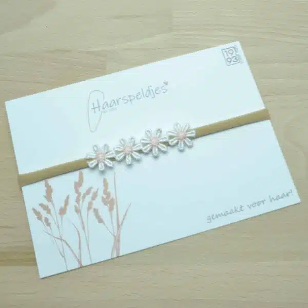 Nylon haarbandje met 4 daisy bloemetjes. Madelief. Wit met roze binnenkant.