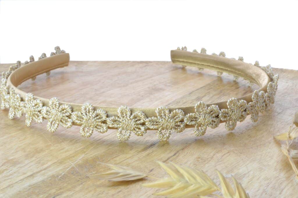 Satijnen diadeem met bloemen.