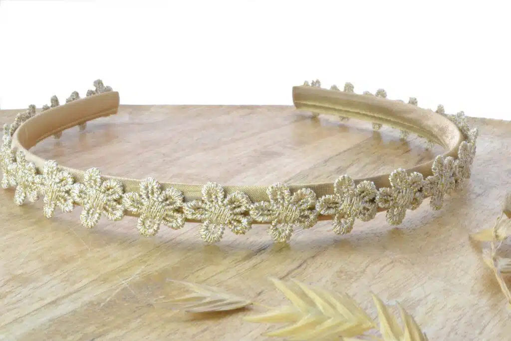 Satijnen diadeem met bloemen.