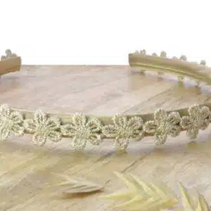 Satijnen diadeem met bloemen.