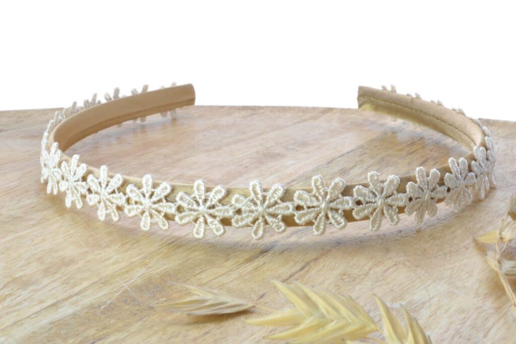 Satijnen diadeem voor meisjes. met bloemetjes.