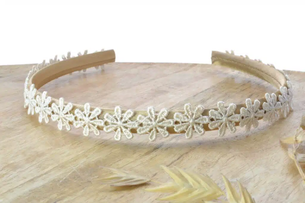 Satijnen diadeem voor meisjes. met bloemetjes.