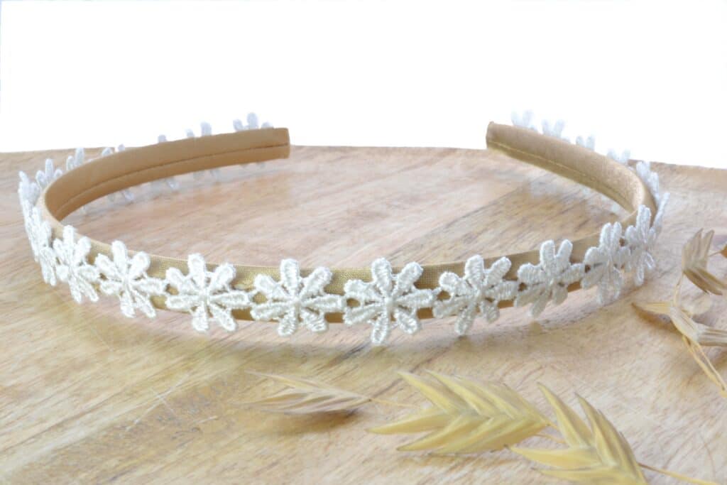 satijnen diadeem met witte bloemen voor meisjes