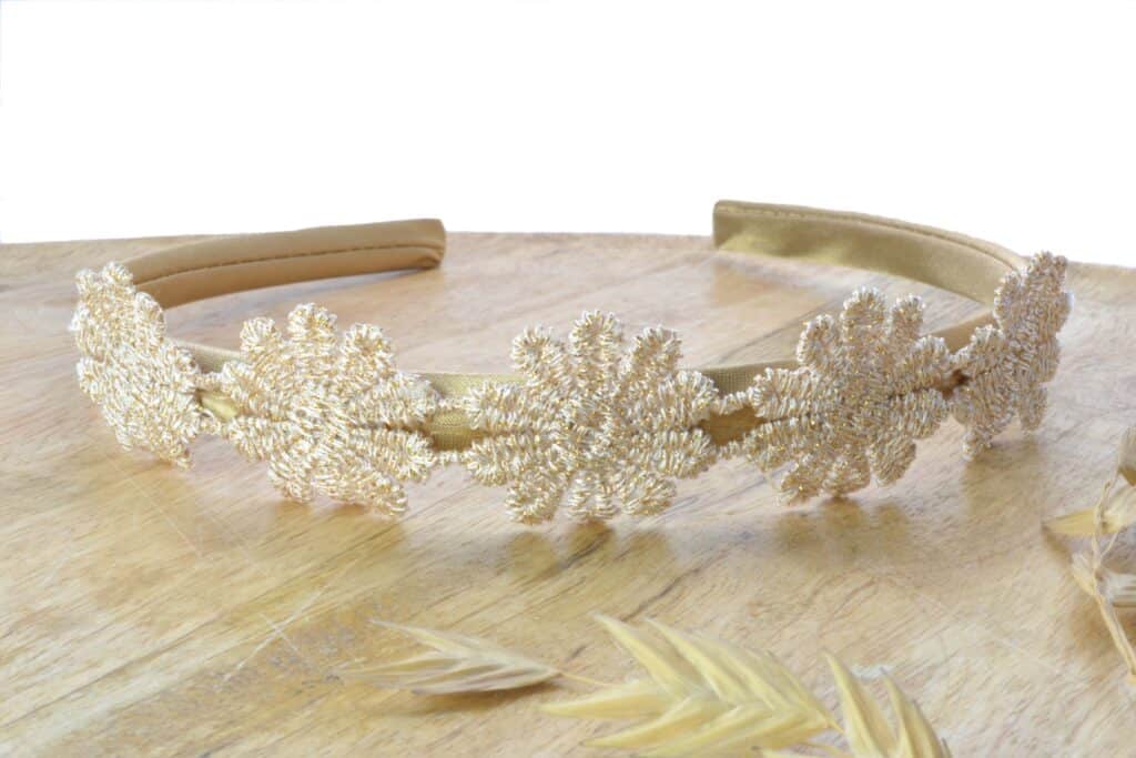 Diadeem Liz met grote nude kleurige bloemen.