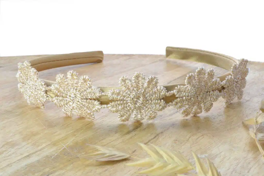 Diadeem Liz met grote nude kleurige bloemen.