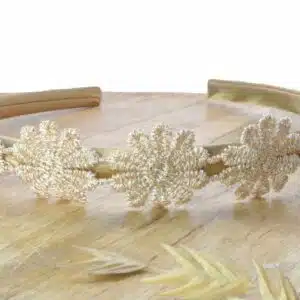 Diadeem Liz met grote nude kleurige bloemen.