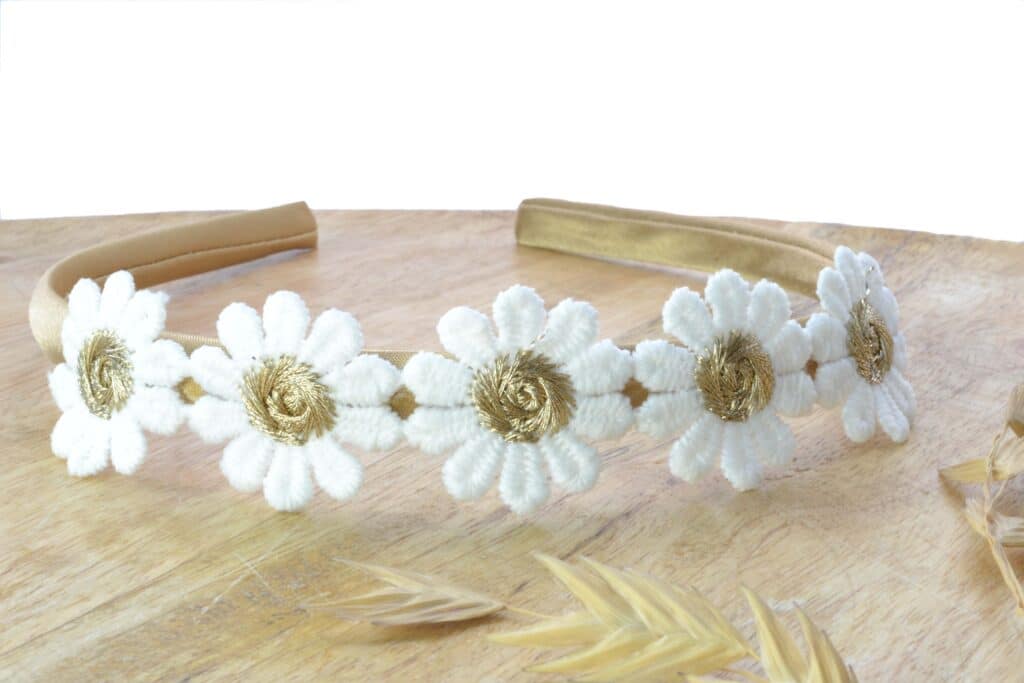 Diadeem met 5 grote witte bloemen met gouden kern