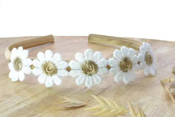 Diadeem met 5 grote witte bloemen met gouden kern