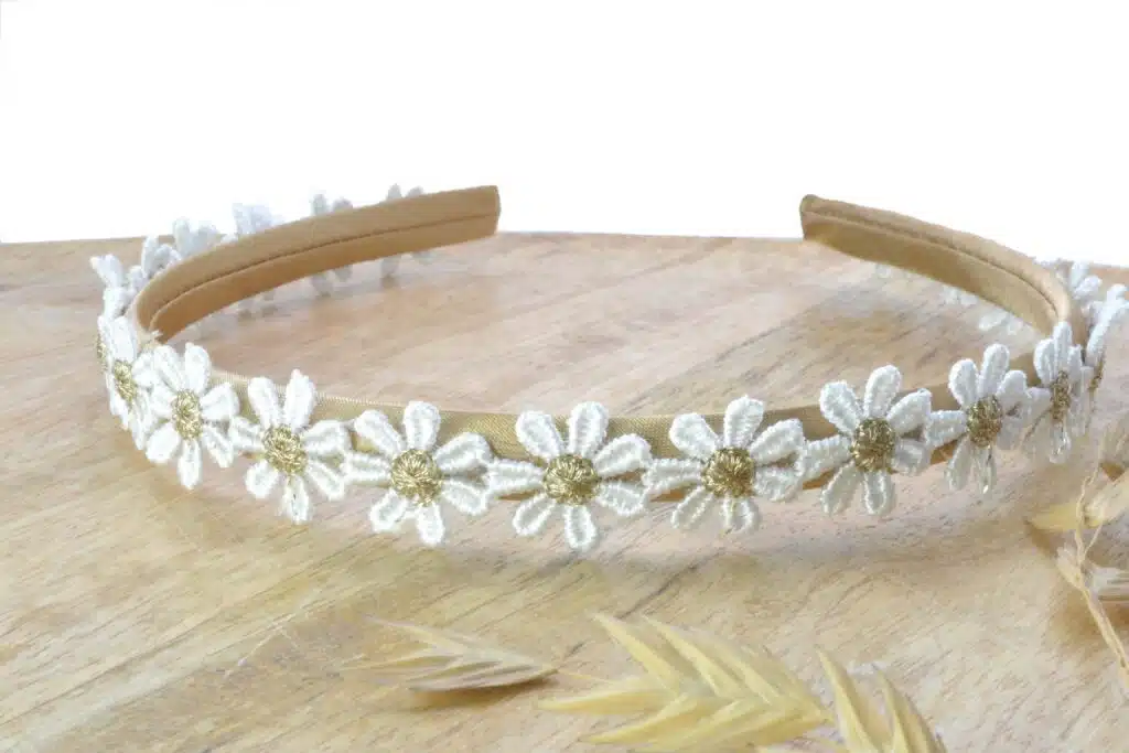 Diadeem Luna by 1993 met witte bloemetjes