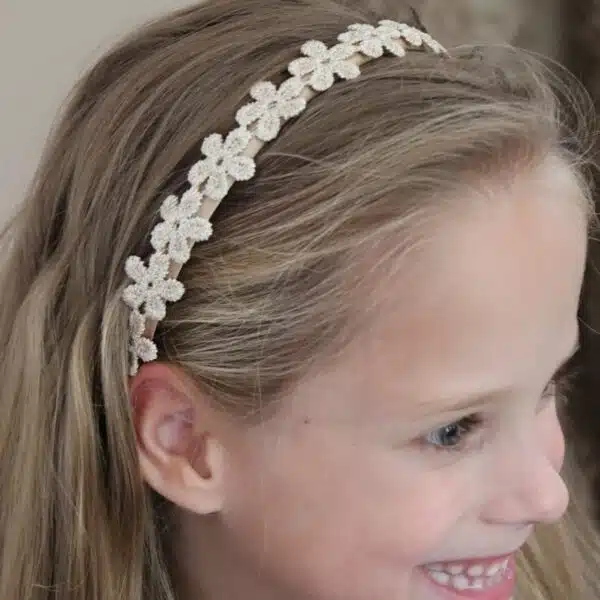 Diadeem met nude kleurige bloemen