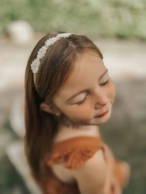 Diadeem Lara, voor meisje. 5 gouden bloemen. Nude kleurig. Neutrale haarband. Satijnen haarband