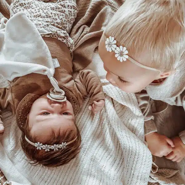 Nylon haarbandje voor baby. 2 madelief bloemetjes. Wit met gouden Daisy bloem