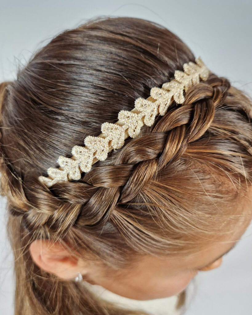 Diadeem voor meisjes. diadeem met nude kleurige hartjes.