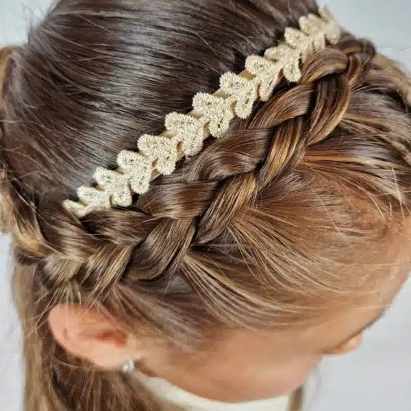 Diadeem voor meisjes. diadeem met nude kleurige hartjes.