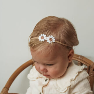Nylon haarbandje voor baby. 2 madelief bloemetjes. Wit met bronzen Daisy bloem