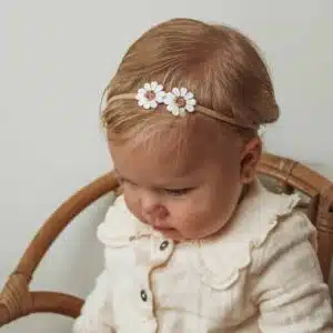 Nylon haarbandje voor baby. 2 madelief bloemetjes. Wit met bronzen Daisy bloem