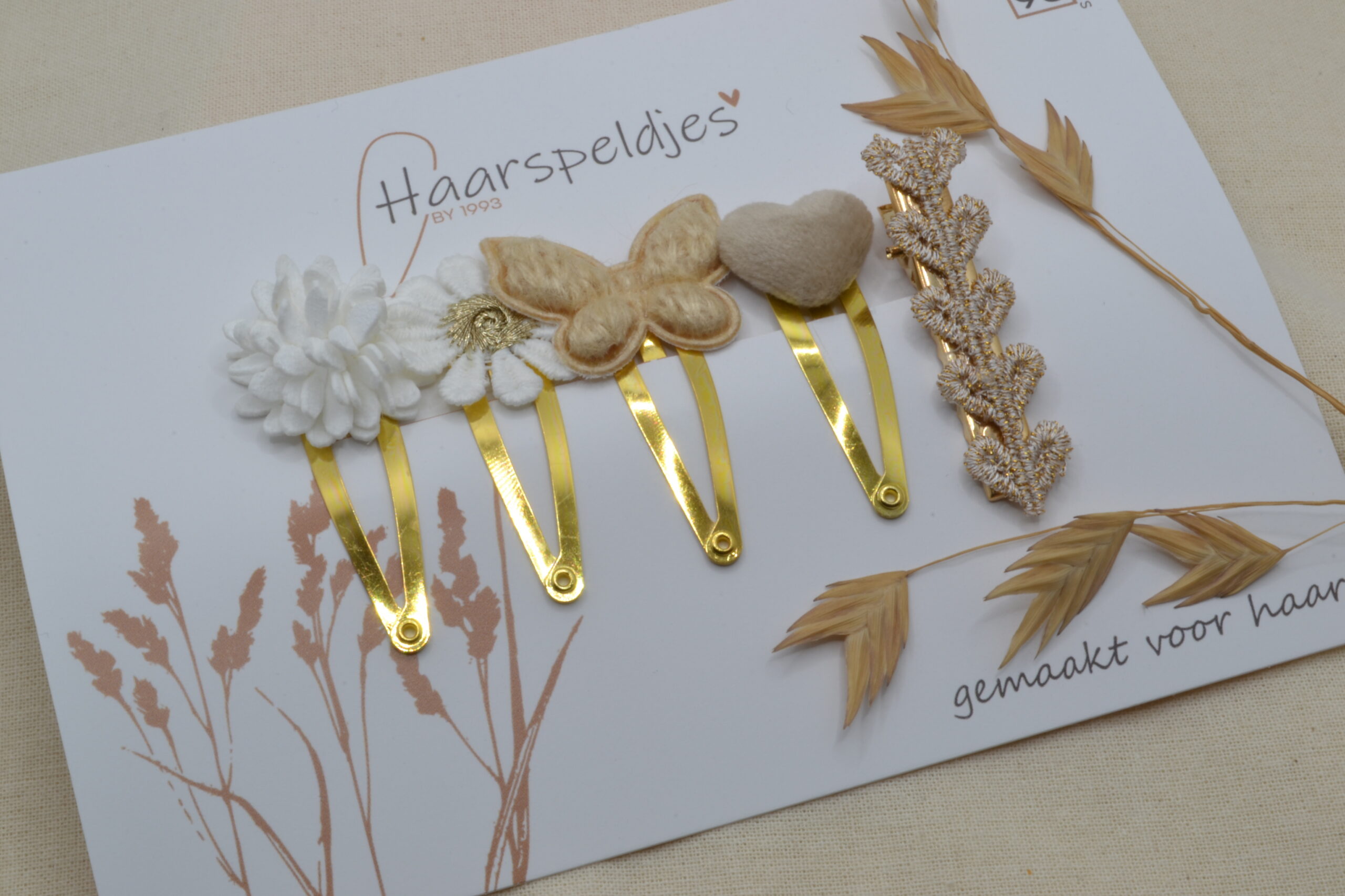Gouden klik klak haarspeldjes met vlinder en madelief bloem