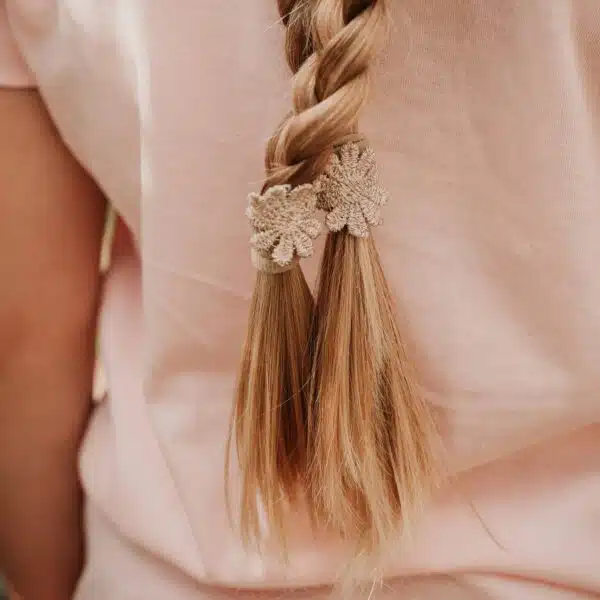 Haarelastiekjes Liz by 1993 - 1 gouden bloem - haaraccessoires - 2 haarelastiekjes - Afbeelding 2