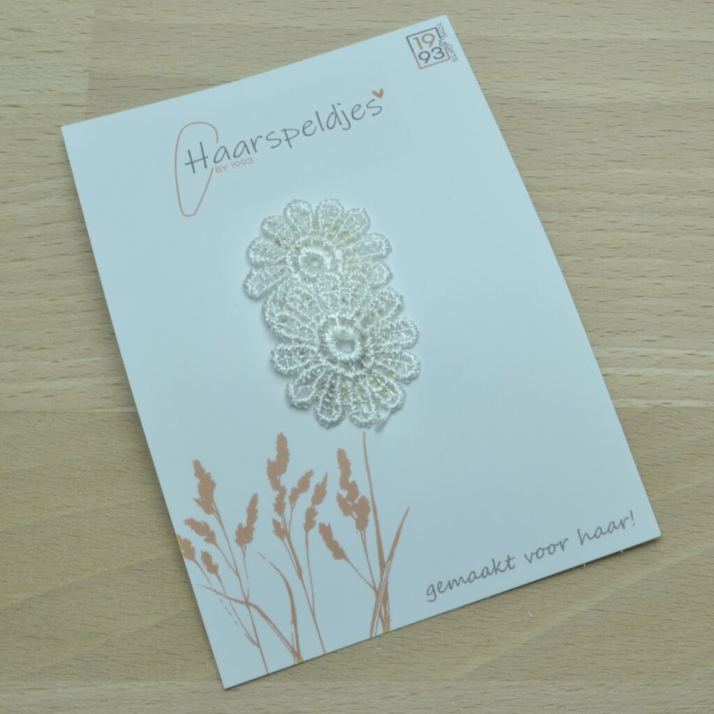 Antislip haarspeldje met witte bloemen