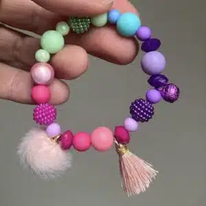 kleurrijke armbanden