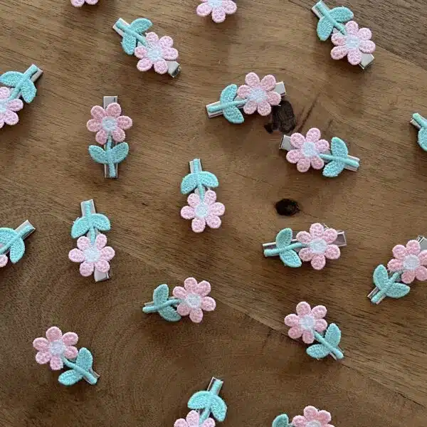 Haarspeldje Maaike 3 cm by 1993 - roze bloemetjes met witte kern - haaraccessoires - 2 haarspeldjes - Afbeelding 2