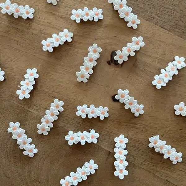 Haarspeldje Maddie by 1993 - alligator haarspeldjes - kleine witte madelief bloemetjes met gele kern - 2 haarspeldjes - haaraccessoires - Afbeelding 3