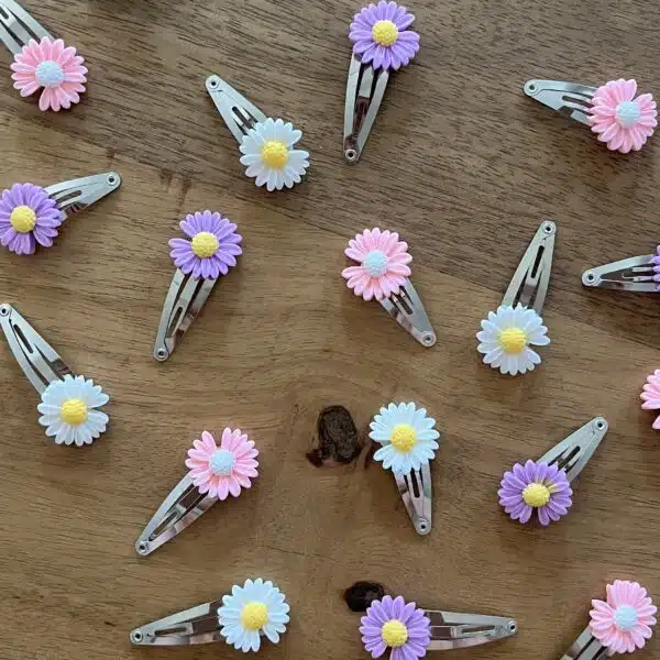 Haarspeldjes Daisy by 1993 - 3 vrolijk gekleurde bloemetjes - zilveren klikklak haarspeldjes - haaraccessoires - Afbeelding 3