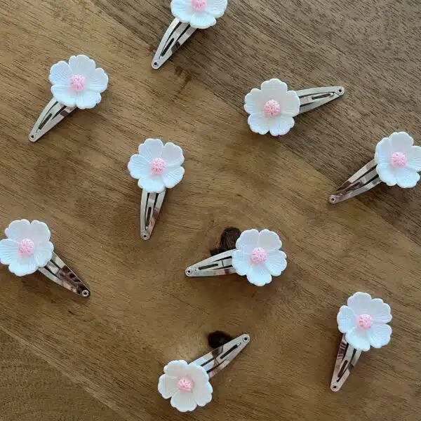 Klik klak haarspeldje Wit/Roze bloem by 1993 - zilveren klikklak haarspeldjes - witte bloem - roze kern - haaraccessoires - Afbeelding 2