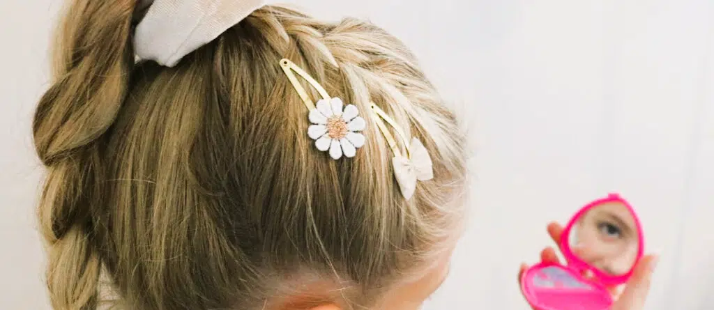 klik klak haarspeldjes met wit gouden bloem en met roze strikje.