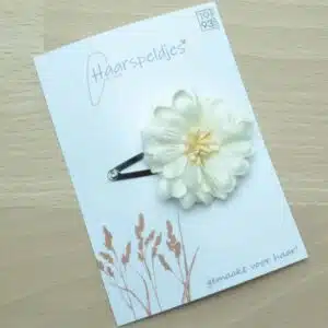 Witte bloem met gele meeldraad kern