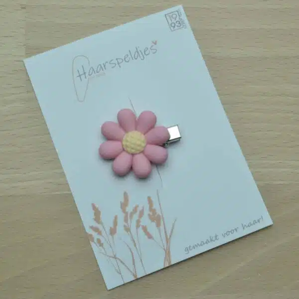 Roze bloem met gele kern, op zilveren alligator