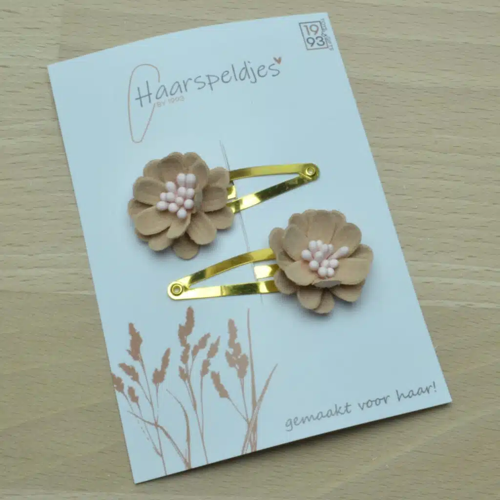 haarspeldje met bloemen, meeldraadkern,