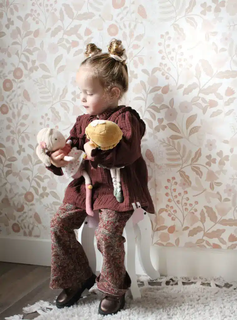 Meisje met scrunchies in het kinderhaar